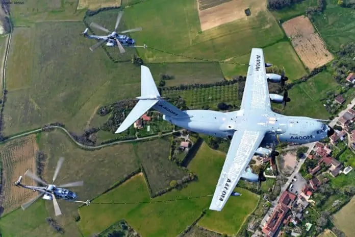 Airbus Militärtransporter A400M bei der Flugbetankung von Hubschraubern
