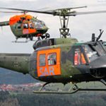 Rettungshubschrauber Bell UH 1D (vorne) und Airbus H145 LUH SAR fliegen noch einmal nebeneinander über Holzdorf.