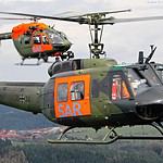 Rettungshubschrauber Bell UH 1D (vorne) und Airbus H145 LUH SAR fliegen noch einmal nebeneinander über Holzdorf.