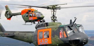 Rettungshubschrauber Bell UH 1D (vorne) und Airbus H145 LUH SAR fliegen noch einmal nebeneinander über Holzdorf.