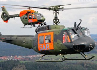 Rettungshubschrauber Bell UH 1D (vorne) und Airbus H145 LUH SAR fliegen noch einmal nebeneinander über Holzdorf.