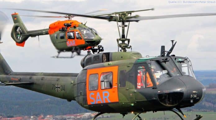 Bell UH-1D: Teppichklopfer ausgemustert, H145 komplett Rettungshubschrauber Bell UH 1D (vorne) und Airbus H145 LUH SAR fliegen noch einmal nebeneinander über Holzdorf.