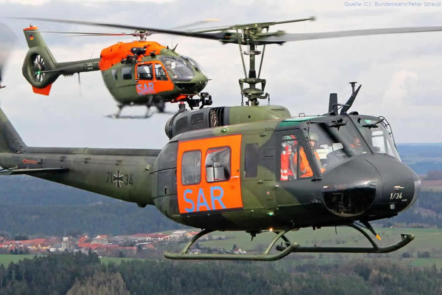 Rettungshubschrauber Bell UH 1D (vorne) und Airbus H145 LUH SAR fliegen noch einmal nebeneinander über Holzdorf.