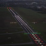 Anflug auf den Bodensee-Airport bei Nacht