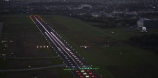 Anflug auf den Bodensee-Airport bei Nacht