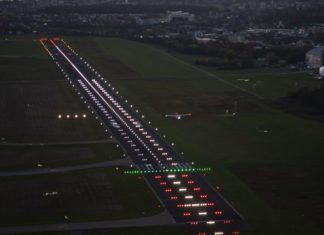 Anflug auf den Bodensee-Airport bei Nacht