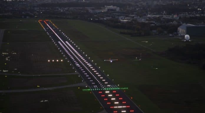 Bodensee-Airport Friedrichshafen kündigt ILS-Vermessung an Anflug auf den Bodensee-Airport bei Nacht