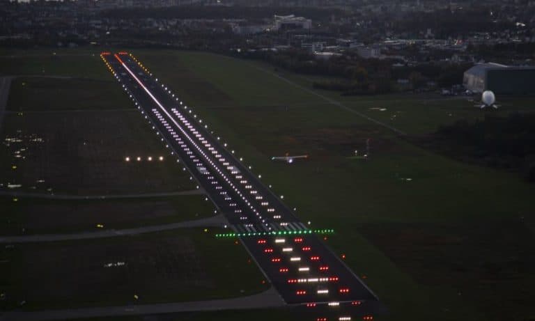 Anflug auf den Bodensee-Airport bei Nacht