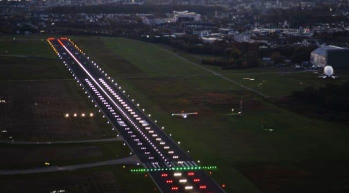 ILS-Vermessungsflüge am Flughafen Friedrichshafen verschoben Flughafen Friedrichshafen, Runway bei Nacht