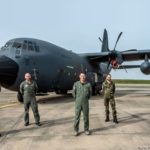 C-130J Hercules am Fliegerhorst Évreux in der Normandie mit Besatzung und Mechaniker