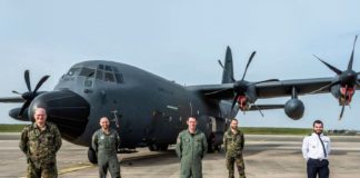 C-130J Hercules am Fliegerhorst Évreux in der Normandie mit Besatzung und Mechaniker