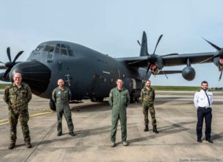 C-130J Hercules am Fliegerhorst Évreux in der Normandie mit Besatzung und Mechaniker