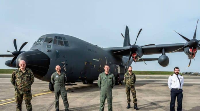 Fliegerhorst Évreux: Super-Hercules Staffel im Aufbau C-130J Hercules am Fliegerhorst Évreux in der Normandie mit Besatzung und Mechaniker