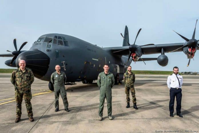 C-130J Hercules am Fliegerhorst Évreux in der Normandie mit Besatzung und Mechaniker