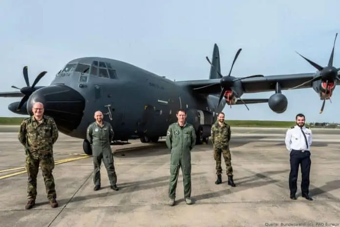 C-130J Hercules am Fliegerhorst Évreux C-130J Hercules am Fliegerhorst Évreux in der Normandie mit Besatzung und Mechaniker