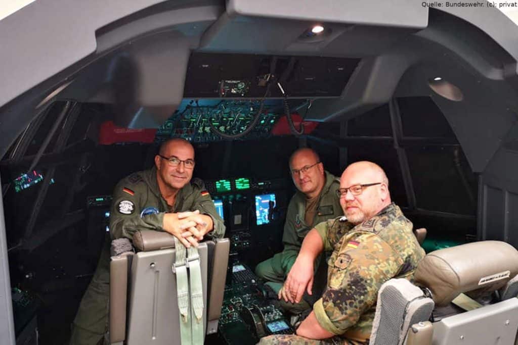 C-130J Hercules mit Besatzung und Mechaniker