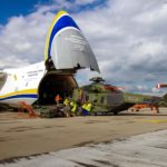 Transportflugzeug Antonow holt Hubschrauber NH-90