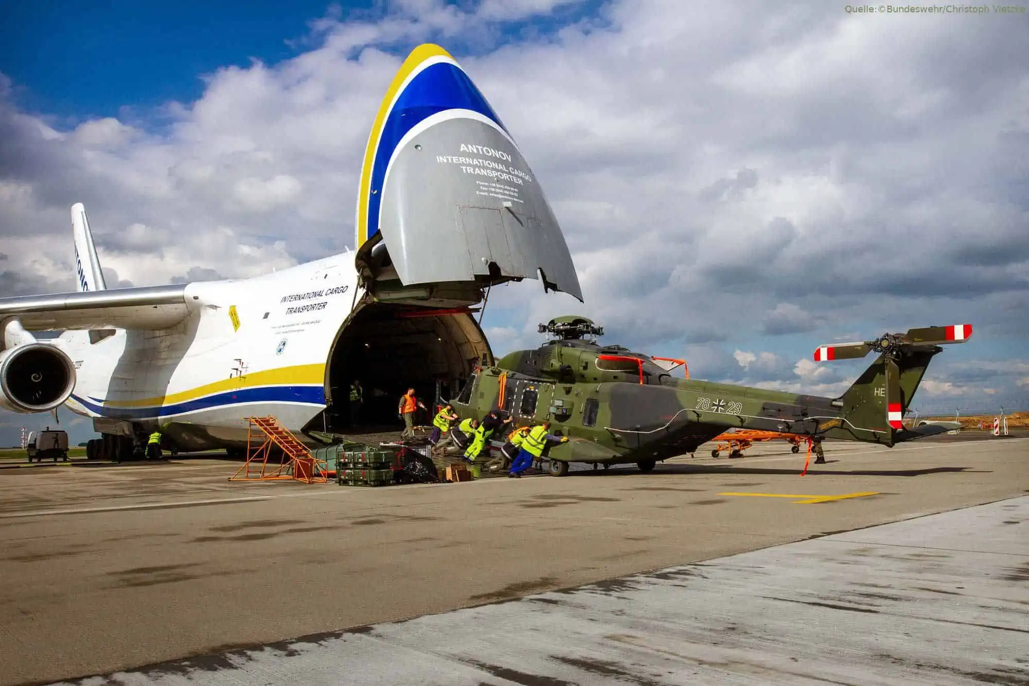 Transportflugzeug Antonow holt Hubschrauber NH-90