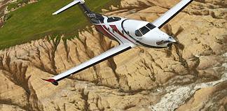Pilatus PC-12NG fliegt in der Nähe von Mount Rushmore, Rapid City, South Dakota