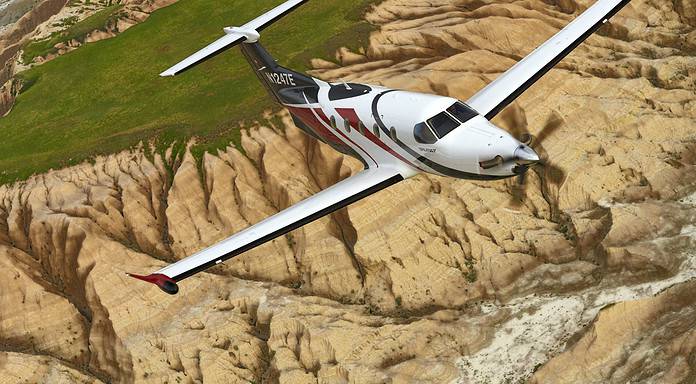 Pilatus liefert 1.800. PC-12 aus Pilatus PC-12NG fliegt in der Nähe von Mount Rushmore, Rapid City, South Dakota