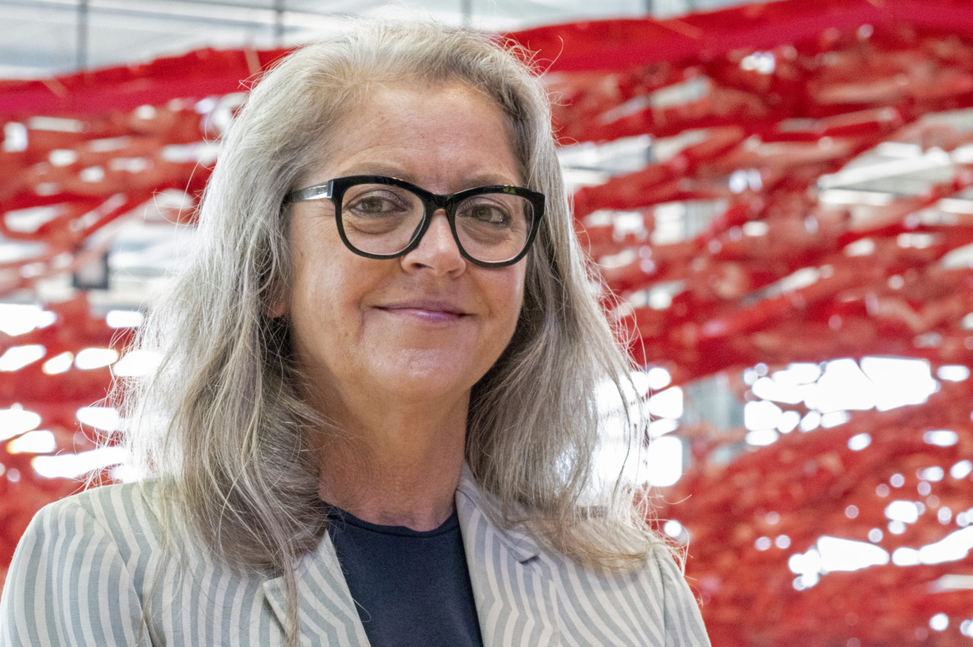 Pae White vor ihrem Kunstwerk