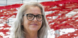 Pae White vor ihrem Kunstwerk "THE Magic Carpet" am BER