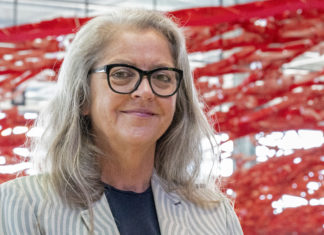 Pae White vor ihrem Kunstwerk "THE Magic Carpet" am BER