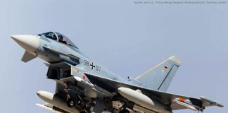 Zwei Lenkflugkörper Meteor an den mittleren Waffenstationen am Eurofighter mit Staustrahltriebwerk im Erprobungsflug