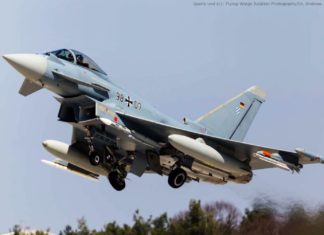 Zwei Lenkflugkörper Meteor an den mittleren Waffenstationen am Eurofighter mit Staustrahltriebwerk im Erprobungsflug