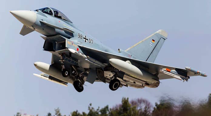 Eurofighter mit Lenkflugkörper Meteor im Erprobungsflug Zwei Lenkflugkörper Meteor an den mittleren Waffenstationen am Eurofighter mit Staustrahltriebwerk im Erprobungsflug