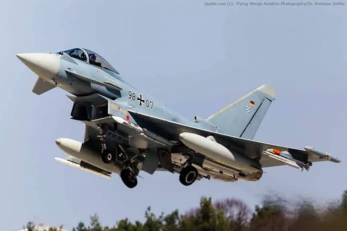 Zwei Lenkflugkörper Meteor an den mittleren Waffenstationen am Eurofighter mit Staustrahltriebwerk im Erprobungsflug