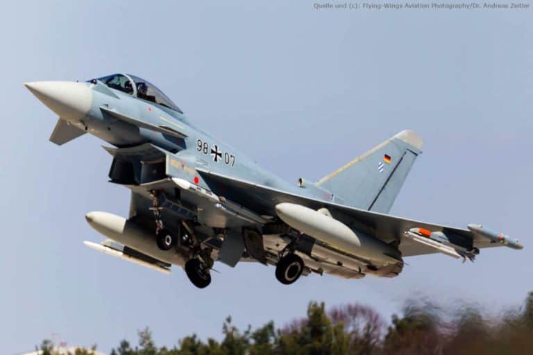 Zwei Lenkflugkörper Meteor an den mittleren Waffenstationen am Eurofighter mit Staustrahltriebwerk im Erprobungsflug