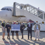 Wizz Air Erstflug nach Burgas: Guido Miletic, Leiter Airport Services und Marketing, und Flughafen-Pressesprecherin Davina Ungruhe begrüßten die Wizz Air Crew auf dem Vorfeld.