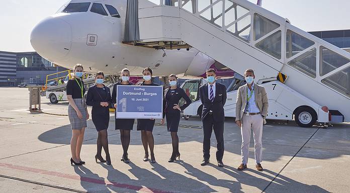 Wizz Air fliegt von Dortmund auch nach Burgas (Bulgarien) Wizz Air Erstflug nach Burgas: Guido Miletic, Leiter Airport Services und Marketing, und Flughafen-Pressesprecherin Davina Ungruhe begrüßten die Wizz Air Crew auf dem Vorfeld.