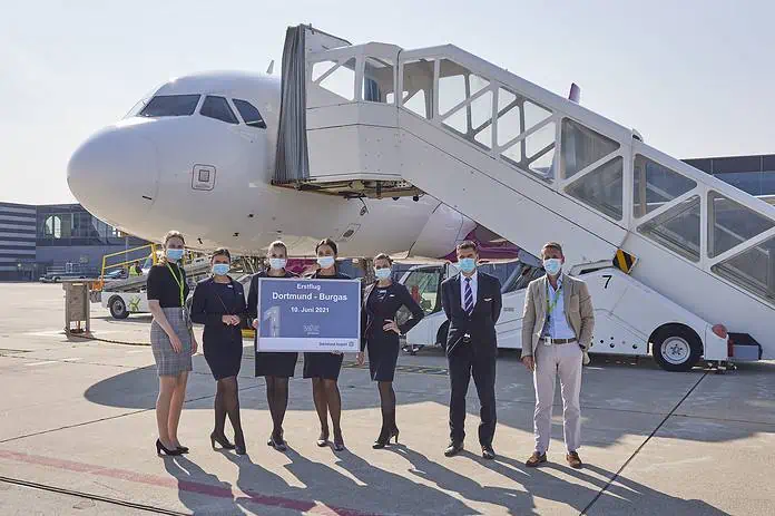 Wizz Air Erstflug nach Burgas Wizz Air Erstflug nach Burgas: Guido Miletic, Leiter Airport Services und Marketing, und Flughafen-Pressesprecherin Davina Ungruhe begrüßten die Wizz Air Crew auf dem Vorfeld.