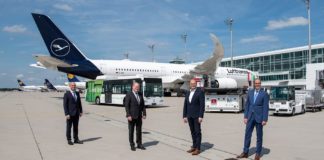 Der bayerische Finanzminister und Aufsichtsratsvorsitzende der Flughafen München GmbH (FMG), Albert Füracker (3. v. links) am Flughafen München