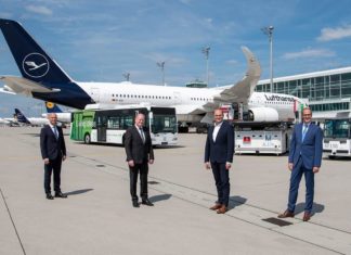 Der bayerische Finanzminister und Aufsichtsratsvorsitzende der Flughafen München GmbH (FMG), Albert Füracker (3. v. links) am Flughafen München