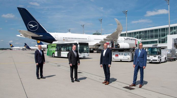 Flughafen München und Lufthansa: Klimaschutz am Boden und in der Luft Der bayerische Finanzminister und Aufsichtsratsvorsitzende der Flughafen München GmbH (FMG), Albert Füracker (3. v. links) am Flughafen München