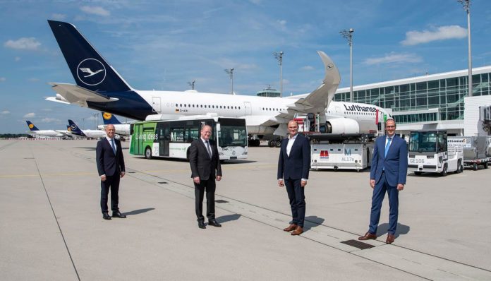 Der bayerische Finanzminister und Aufsichtsratsvorsitzende der Flughafen München GmbH (FMG), Albert Füracker (3. v. links) am Flughafen München