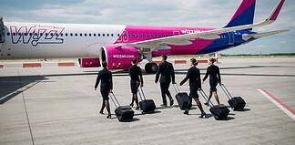 Crews welcome! 4.600 Pilotinnen und Piloten sowie Flugbegleiterinnen und -begleiter will Wizz Air in den nächsten Jahren einstellen.