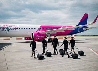 Crews welcome! 4.600 Pilotinnen und Piloten sowie Flugbegleiterinnen und -begleiter will Wizz Air in den nächsten Jahren einstellen.