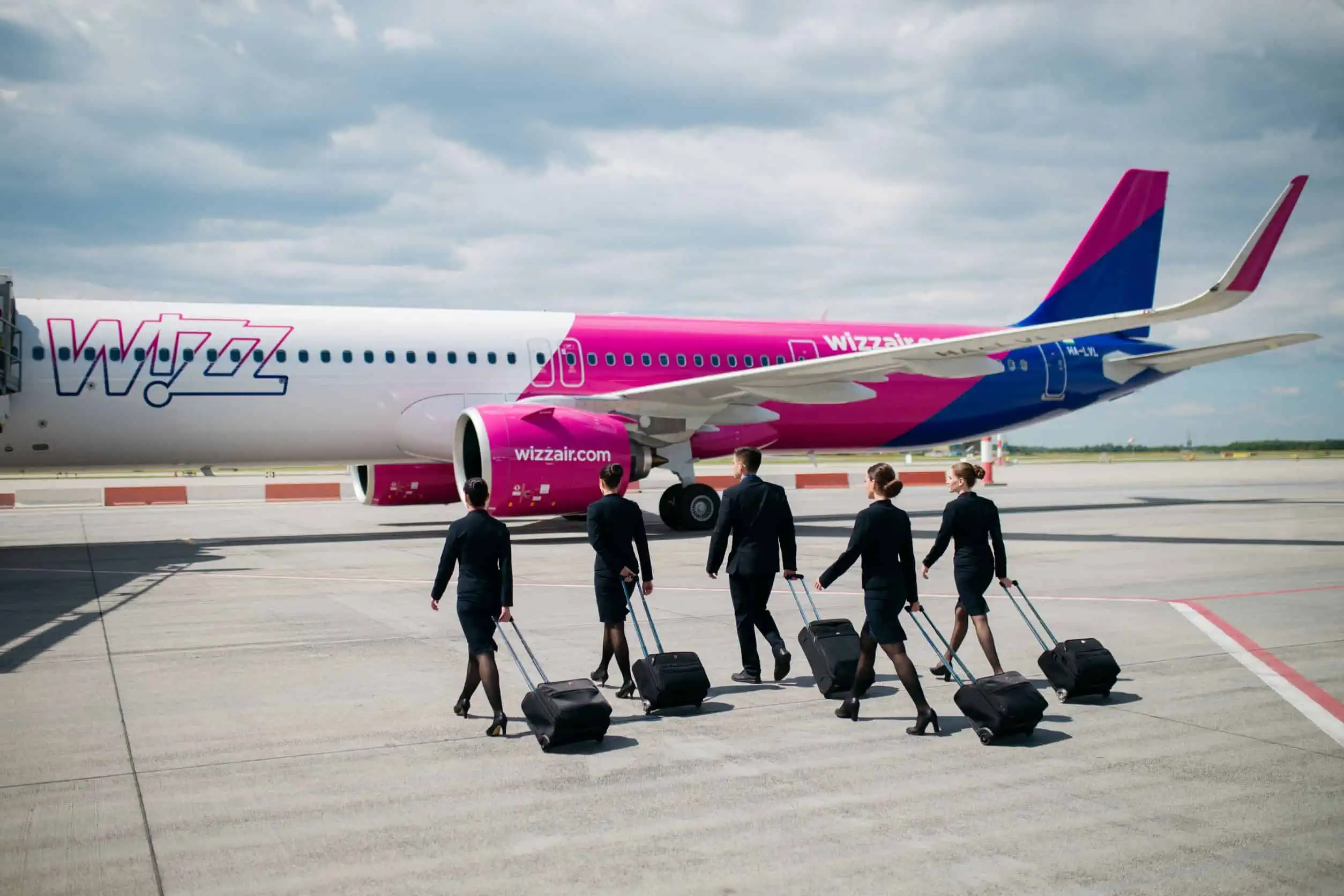 Crews welcome! 4.600 Pilotinnen und Piloten sowie Flugbegleiterinnen und -begleiter will Wizz Air in den nächsten Jahren einstellen.