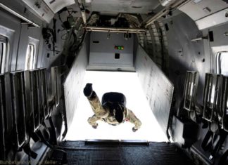 KSK und Gebirgsjägerbrigade beim Fallschirmspringen