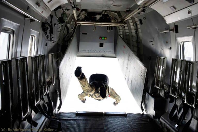 KSK und Gebirgsjägerbrigade beim Fallschirmspringen