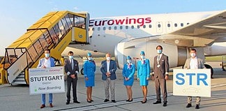 Flughafen Graz (v. li. n. re.): Wolfgang Grimus/EMBA, Geschäftsführer Flughafen Graz, DI Wolfgang Malik, Vorstandsvorsitzender der Holding Graz und Mag. Jürgen Löschnig, Geschäftsführer Flughafen Graz begrüßen die Crew der Eurowings.