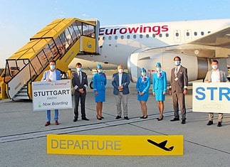 Flughafen Graz (v. li. n. re.): Wolfgang Grimus/EMBA, Geschäftsführer Flughafen Graz, DI Wolfgang Malik, Vorstandsvorsitzender der Holding Graz und Mag. Jürgen Löschnig, Geschäftsführer Flughafen Graz begrüßen die Crew der Eurowings.