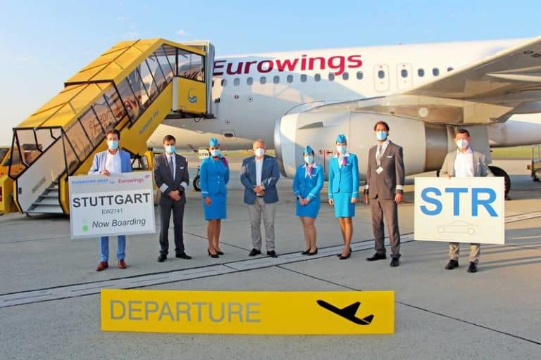 Flughafen Graz (v. li. n. re.): Wolfgang Grimus/EMBA, Geschäftsführer Flughafen Graz, DI Wolfgang Malik, Vorstandsvorsitzender der Holding Graz und Mag. Jürgen Löschnig, Geschäftsführer Flughafen Graz begrüßen die Crew der Eurowings.