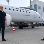 Air Dolomiti CEO Jörg Eberhart (rechts) und der Münchner Flughafenchef Jost Lammers sehen auch für die kommenden 30 Jahre beste Voraussetzungen für das Engagement der Air Dolomiti am Münchner Airport.