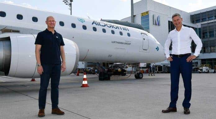 Air Dolomiti feiert 30. Geburtstag in Verona Air Dolomiti CEO Jörg Eberhart (rechts) und der Münchner Flughafenchef Jost Lammers sehen auch für die kommenden 30 Jahre beste Voraussetzungen für das Engagement der Air Dolomiti am Münchner Airport.