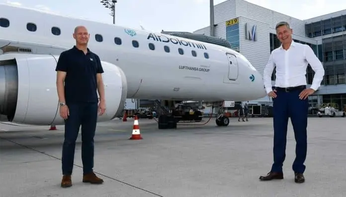 Air Dolomiti CEO Jörg Eberhart (rechts) und der Münchner Flughafenchef Jost Lammers sehen auch für die kommenden 30 Jahre beste Voraussetzungen für das Engagement der Air Dolomiti am Münchner Airport.